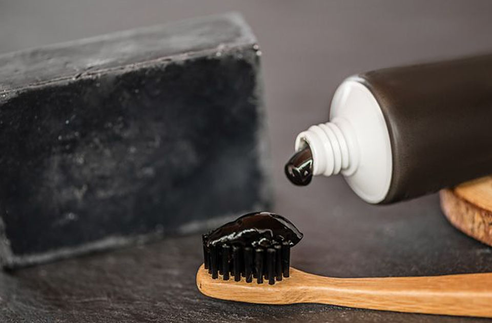 سفید کردن دندان با زغال